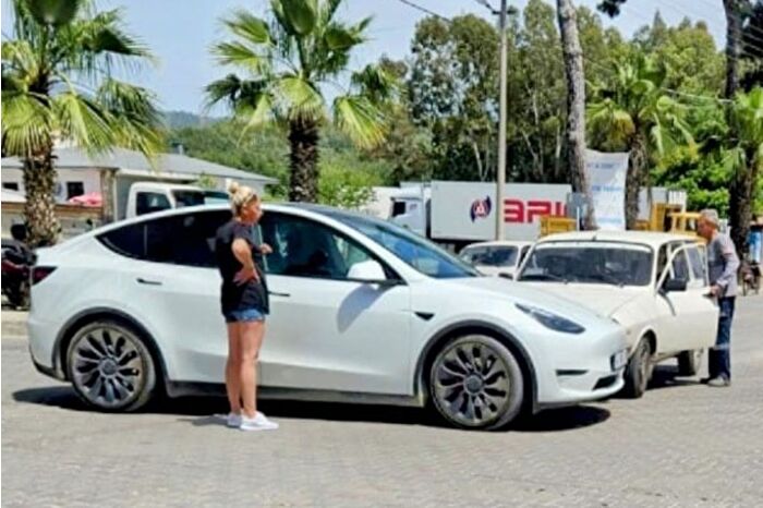 Fethiye'de Tesla ile 1975 model Renault 12 çarpıştı