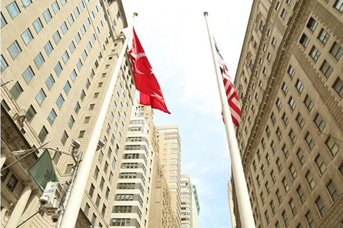 New York'un finans merkezi Wall Street'te Türk bayrağı 25’inci kez göndere çekildi