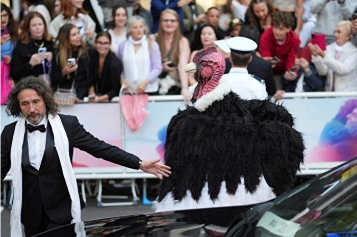 Kıyafet yasağına rağmen kuş kostümüyle kırmızı halıya çıktı, Cannes’ta gündem oldu