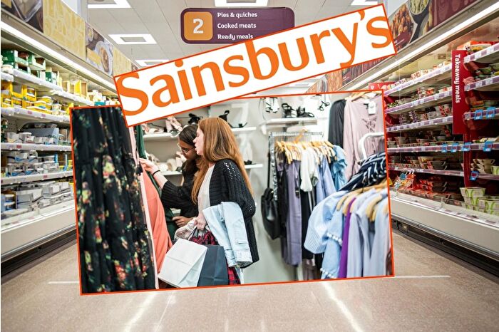 İngiltere'nin en büyük süpermarket zincirlerinden Sainsbury's, hırsızlık olaylarına önlem olarak mağazalarındaki soyunma kabinlerini kaldırdı