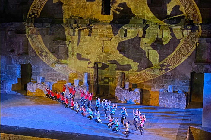 Anadolu Ateşi dans topluluğu, Aspendos Antik Tiyatrosu'nda sanatseverlerle buluştu