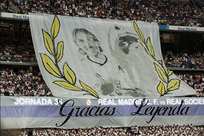 Real Madrid taraftarları, Luka Modric'e kareografi ile veda etti: Teşekkürler efsane