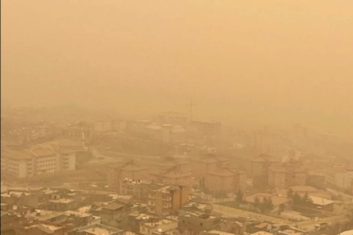 İzmir'de çöl tozu, sıcak ve sağanak alarmı
