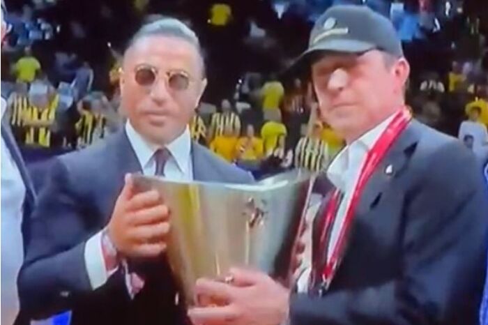 Arjantin'in Dünya Şampiyonluğu kupasını kaldıran Nusret bu kez de Fenerbahçe Beko'nun şampiyonluk kupasını Ali Koç'la birlikte kaldırdı