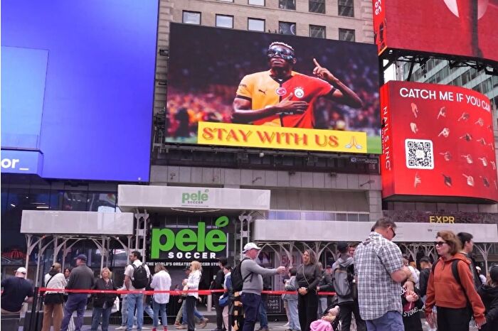 Galatasaraylı taraftardan Times Meydanı'nda Osimhen'e çağrı: Bizimle kal