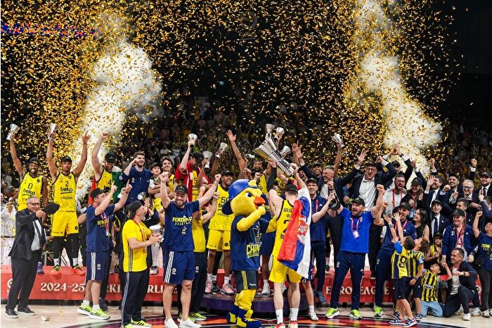 Fenerbahçe Beko, Abu Dabi'deki THY EuroLeague finalinde Monaco'yu yenerek şampiyon oldu