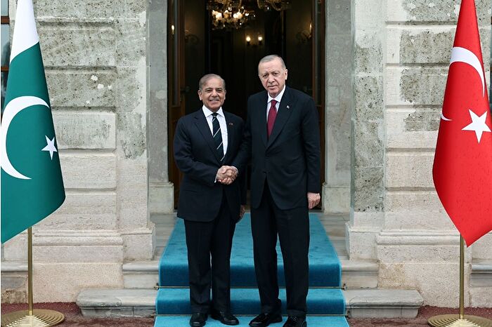 Hindistan'da Türk girişimcilere ve mallarına boykot tüm hızıyla sürerken, Cumhurbaşkanı Erdoğan Dolmabahçe'de Pakistan'a destek mesajı verdi