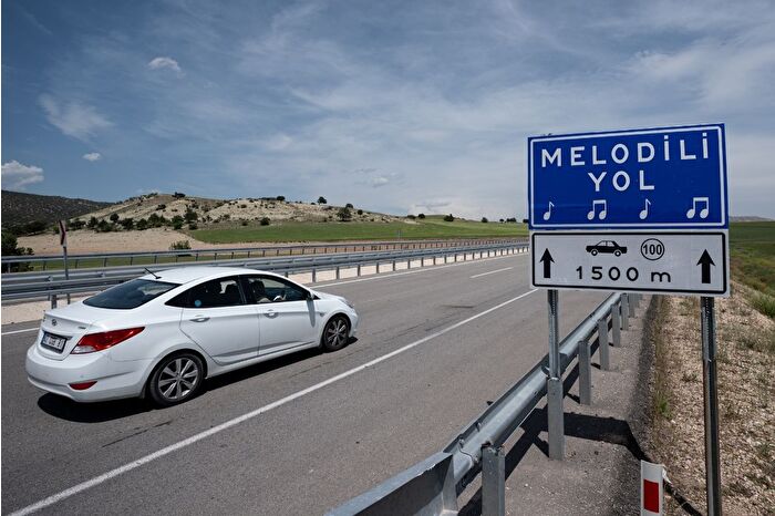 Türkiye'nin ilk 'melodili yolu'nda arabayı sürerken Mozart'ın Türk Marşı çalıyor