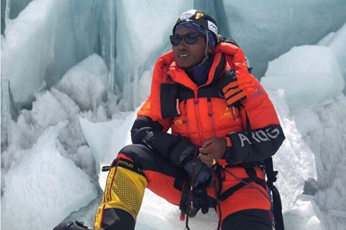 Nepalli dağcı Kami Rita, 31'inci kez Everest'in zirvesine tırmanarak kendi rekorunu kırdı