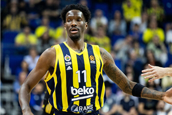 Fenerbahçe Beko’nun şampiyonluk kutlamasında Nigel Hayes-Davis’ten Atatürk vurgulu Türkçe konuşma