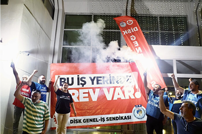 İzmir Büyükşehir Belediyesinde yaklaşık 23 bin işçi greve gitti