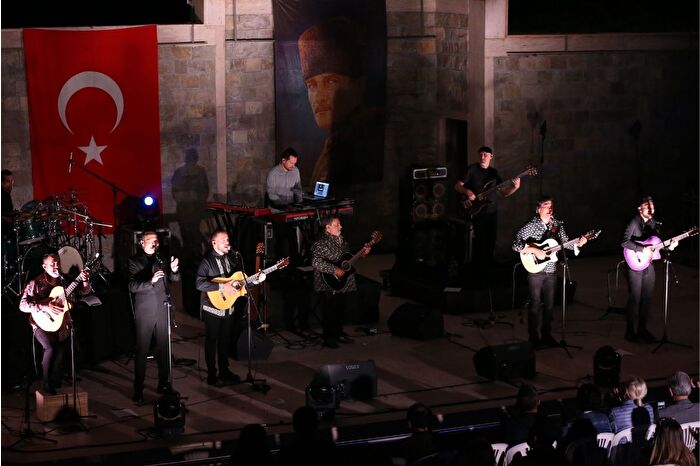 Grammy ödüllü müzik grubu Gipsy Kings Feat. Tonino Baliardo Eskişehir'de müzikseverlerle buluştu