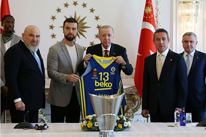 Cumhurbaşkanı Erdoğan, Avrupa Ligi şampiyonu Fenerbahçe Beko'yu kabul etti