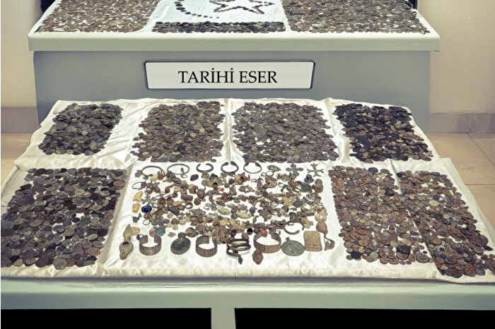 Kapıkule Sınır Kapısı’nda Polonya’ya giden tırda 12 bin 370 tarihi sikke ve 400 takı ele geçirildi, sürücü gözaltına alındı