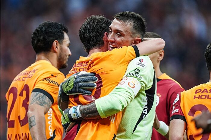 Muslera ve Mertens'in veda ettiği maçta Galatasaray Başakşehir'i yendi