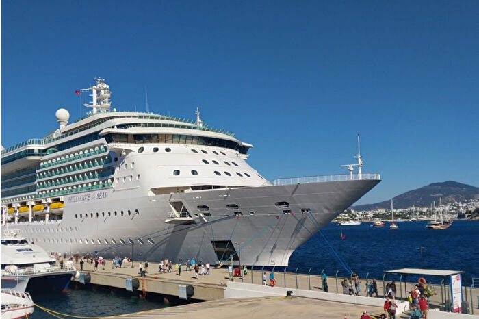 Bahamalar bayraklı 277 metre boyundaki Resilient Lady, Bodrum'a 2539 yolcu ve 1146 personel ile geldi
