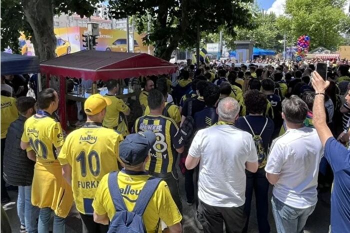 'Büyük Fenerbahçe Yürüyüşü' düzenleyen taraftarlardan istifa sesleri