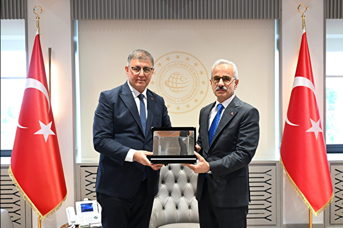 İzmir Büyükşehir Belediye Başkanı Cemil Tugay'dan Ulaştırma ve Altyapı Bakanı Abdulkadir Uraloğlu'na ziyaret