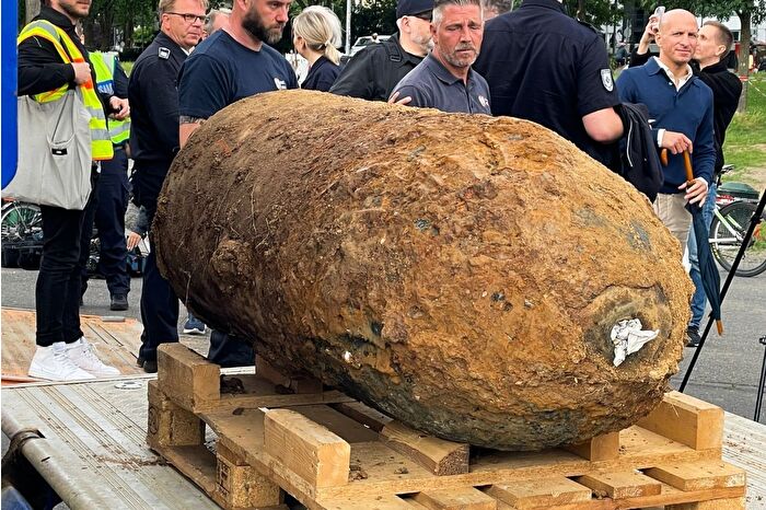 Köln'de 20 bin kişiyi tahliye ettiren İkinci Dünya Savaşı'ndan kalma patlamamış bombalar etkisiz hale getirildi