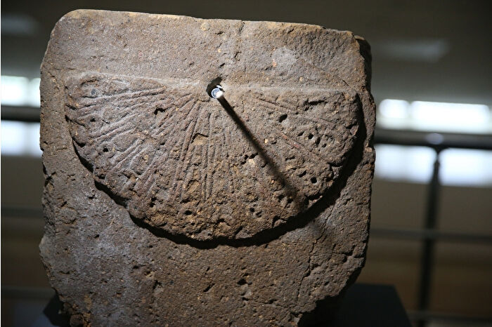 Kars'ta bulunan 1000 yıllık güneş saati sergileniyor