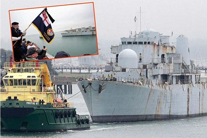 Falkland Savaşı'nın amiral gemisi HMS Bristol, son durağı olacak olan İzmir Aliağa'daki söküm tesislerine törenle uğurlandı