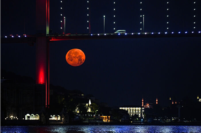 İstanbul Boğazı'nda eşsiz dolunay gecesi