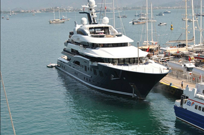 Suudi Arabistan Prensi'nin yatına Fethiye'de 6 tır ile getirilen 140 ton yakıt ikmal edildi
