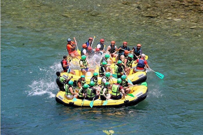 Adrenalin tutkunları Köprüçay'da rafting heyecanı yaşıyor