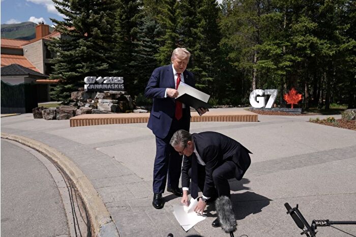 Trump, İngiltere ile yapılan ticaret anlaşmasının belgelerini düşürdü
