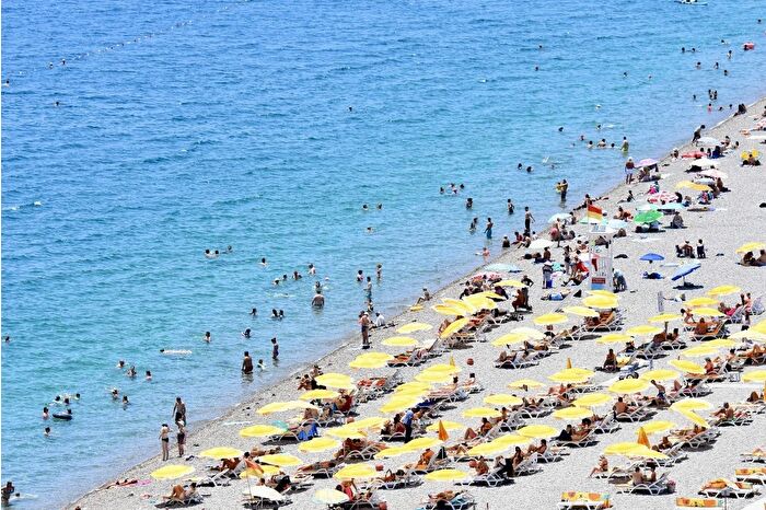 Antalya sahillerinde sıcak hava yoğunluğu