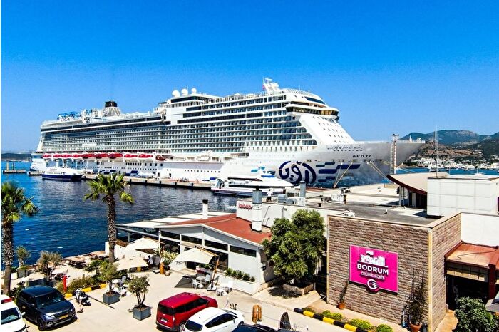 Bodrum'a ilk kez gelen AROYA Cruises'a neşeli karşılama