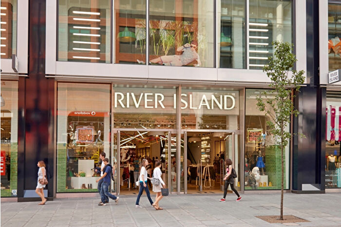 River Island internete geçti, 33 mağazayı kapatacak