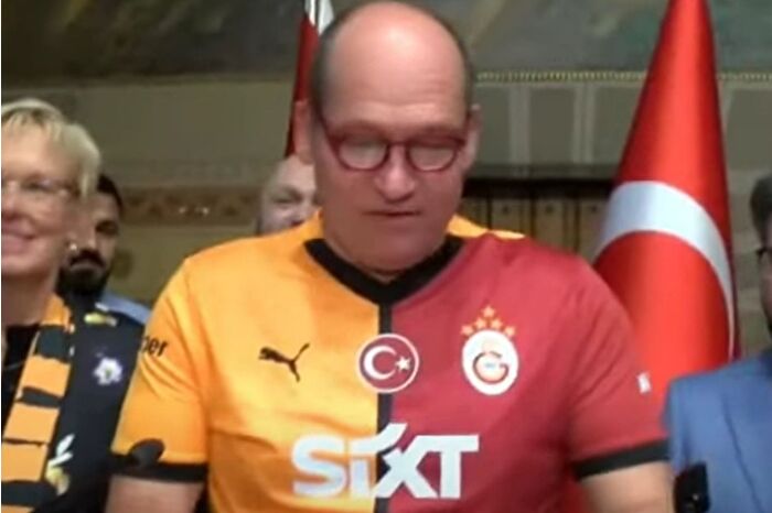 Brüksel'in simgesi Manneken Pis heykeline Galatasaray forması giydirildi, Belediye Başkanı ise sarı-kırmızılı formayı giyip videosunu paylaştı