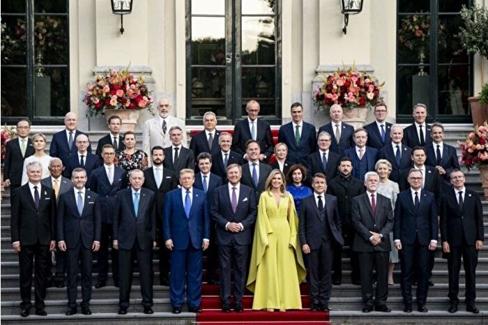 Cumhurbaşkanı Erdoğan ve ABD Başkanı Trump aile fotoğrafında yan yana poz verdiler, Kraliyet Sarayı'nda aynı masada akşam yemeği yediler