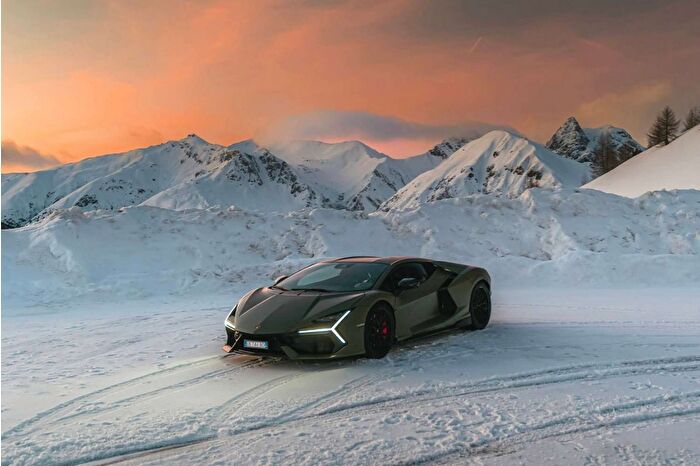 Lamborghini'nin ilk HPEV hibrit süper spor otomobili Revuelto, gücünü hareketsizken de hissettiriyor