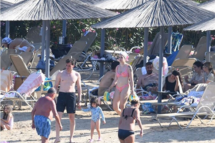 Oyuncu Selahattin Paşalı, eşi ve kızıyla Bodrum’da tatil sezonunu açtı