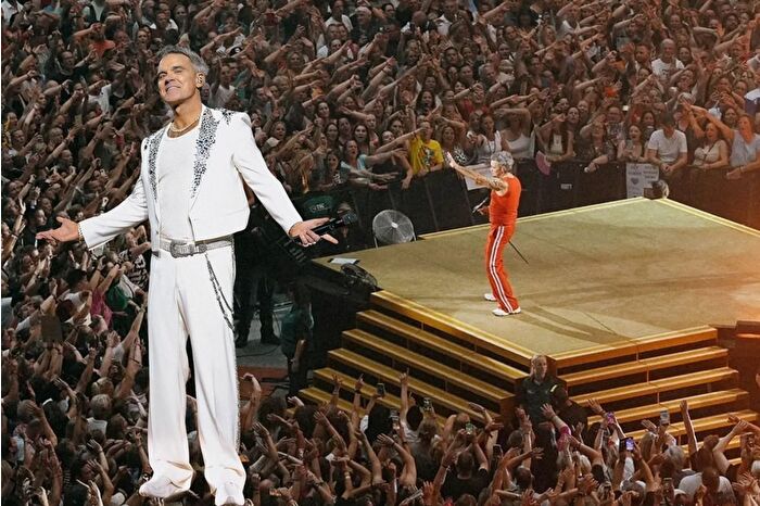 Yapay zeka yaptı, oldu: 17 ve 51 yaşındaki Robbie Williams sahnede buluştu
