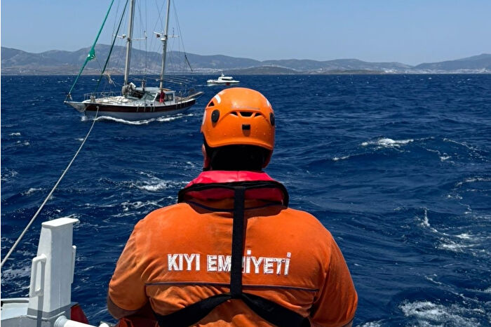 Bodrum açıklarında sürüklenen teknedeki 2 kişi kurtarıldı
