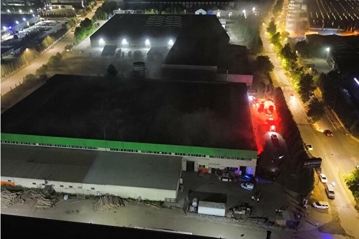 Düzce'de mobilya üretim fabrikasında çıkan yangında hasar oluştu