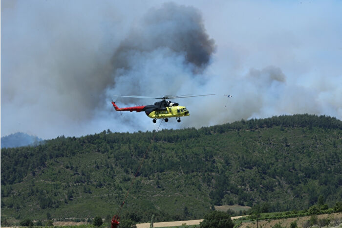 Sakarya'da ormanlık alanda başlayıp Bilecik tarafına sıçrayan yangına müdahale sürüyor