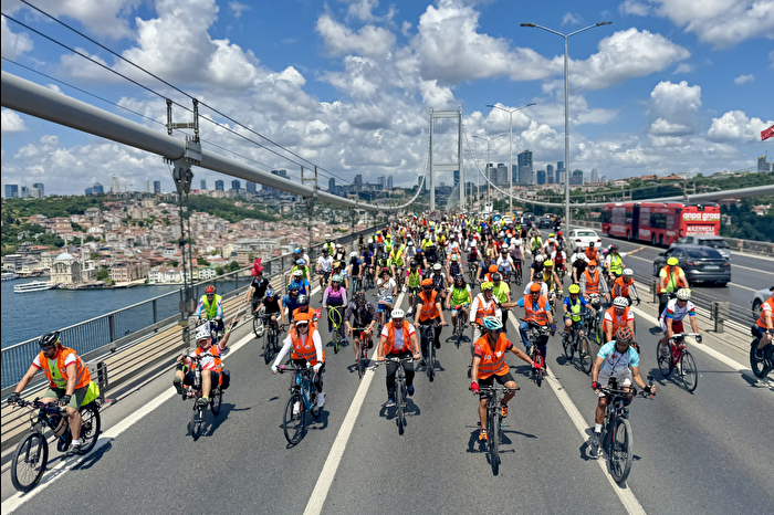 İstanbul'da yüzlerce kişi çevre ve trafik farkındalığı için Avrupa'dan Asya'ya pedal bastı