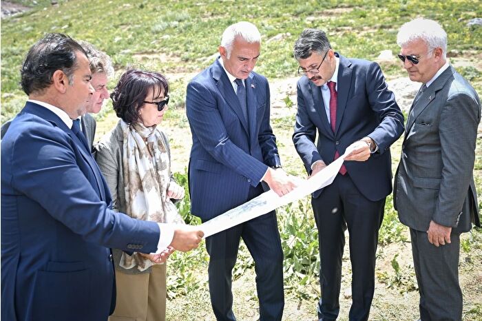 Bakan Ersoy, Cilo Dağları'nda incelemede bulundu, Esendere Halk Kütüphanesi’nin açılışını yaptı