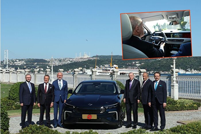 Cumhurbaşkanı Erdoğan, TOGG'un yeni sedan modeli T10F'nin deneme sürüşünü gerçekleştirdi