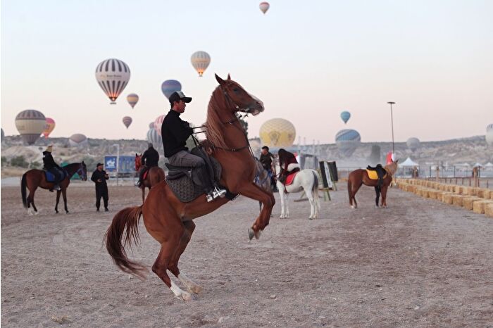 "Kapadokya At ve Atçılık Kültürü Festivali"nde karayı atlar havayı balonlar süsledi