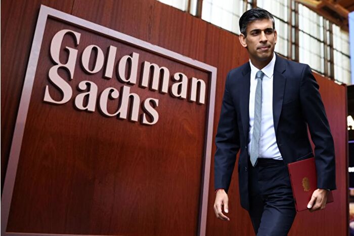 İngiltere'nin eski başbakanı Rishi Sunak, çalışma hayatına stajyer olarak başladığı yatırım bankası Goldman Sachs'a kıdemli danışman oldu