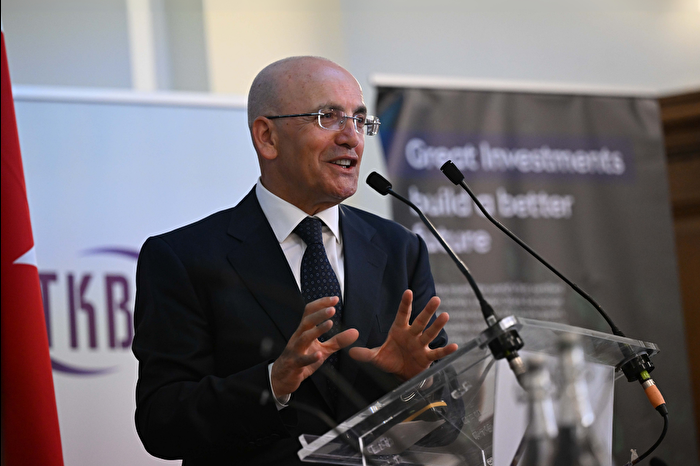 Mehmet Şimşek'ten Londra'da TL garantisi: Türk lirasındaki oynaklık önemli ölçüde azaldı
