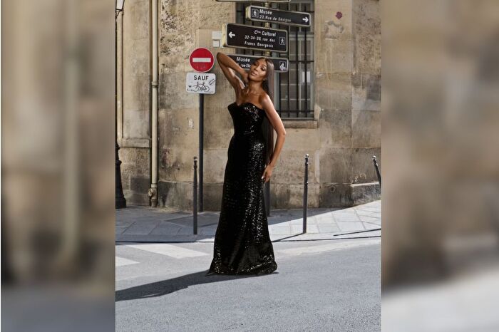 Naomi Campbell, Marilyn Monroe'dan esinlenerek tasarlanmış bir 'Diva' elbisesi sergiledi