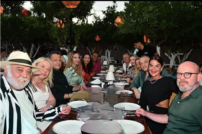 Sunucu Özlem Yıldız, sevgilisi Mete Vardar ve ailesiyle Bodrum'da eğlendi