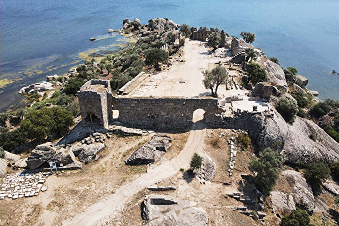 Herakleia Antik Kenti'ndeki kilisede yürütülen kazılarda Bizans mezarları ortaya çıkarıldı