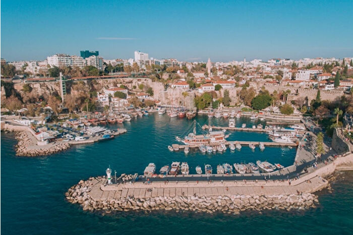Antalya'da bir günde tarihin ziyaretçi rekoru kırıldı: 100 bin yabancı ziyaretçi
